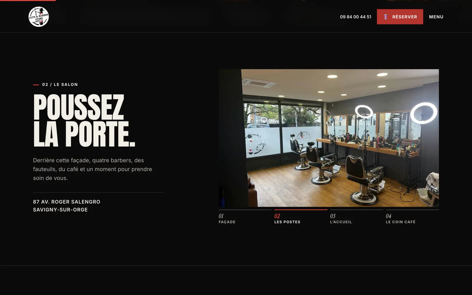 Section « Poussez la porte » du site CUTZ Barber : visite du salon en quatre vues, ici les postes de coupe