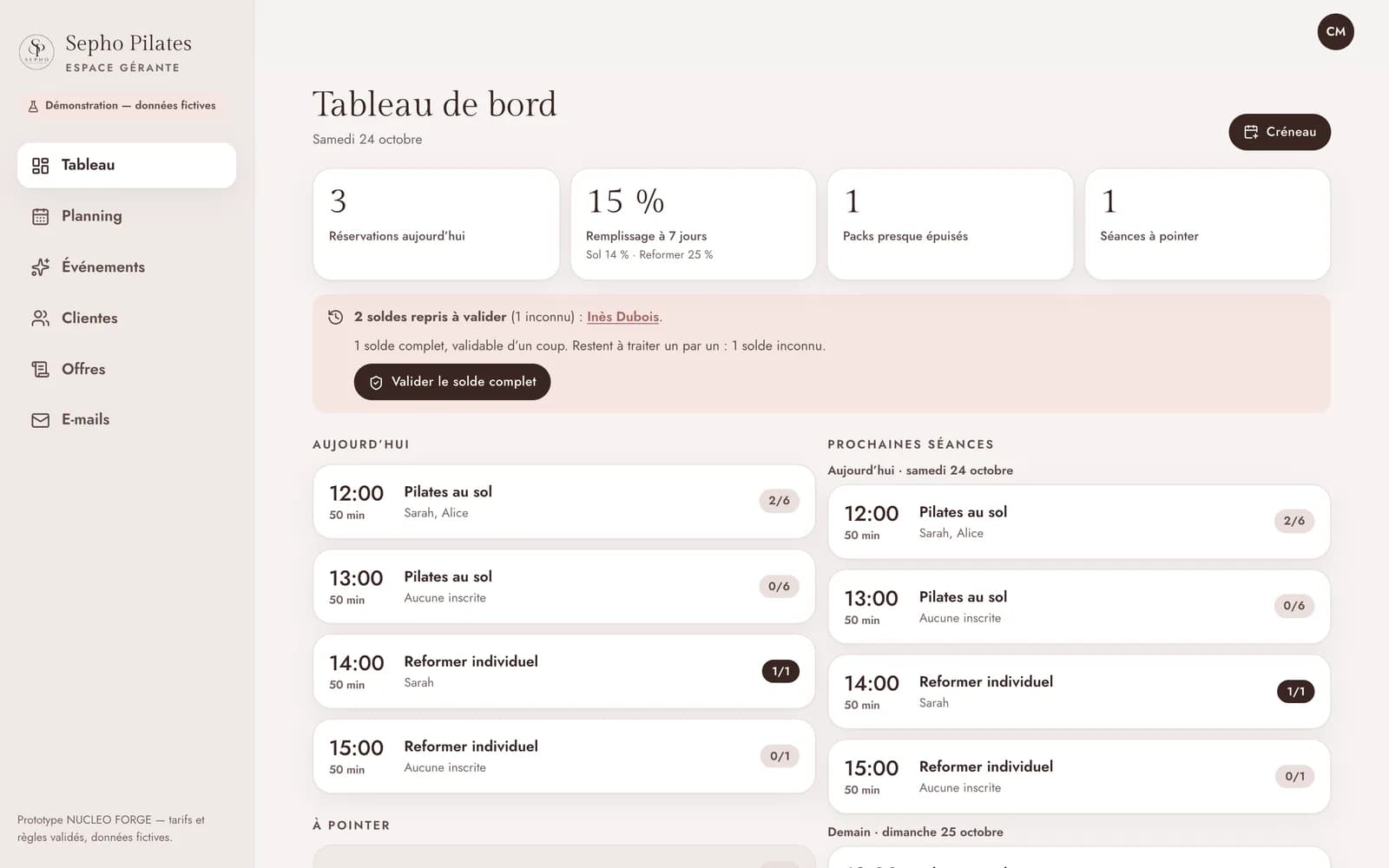 Tableau de bord de la gérante dans l'application Sepho Pilates sur ordinateur : réservations du jour, packs presque épuisés, séances à pointer et prochaines séances (données fictives)