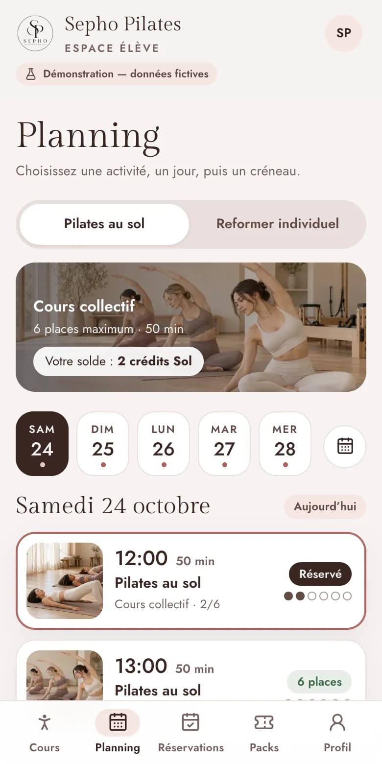 Planning des cours de Pilates au sol dans l'application Sepho Pilates sur mobile : solde de crédits, jours et créneaux avec les places restantes (données fictives)